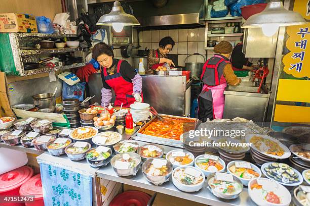 seoul küche mittagessen am namdaemun-markt lebensmittel-marktstand in korea - korean culture stock-fotos und bilder