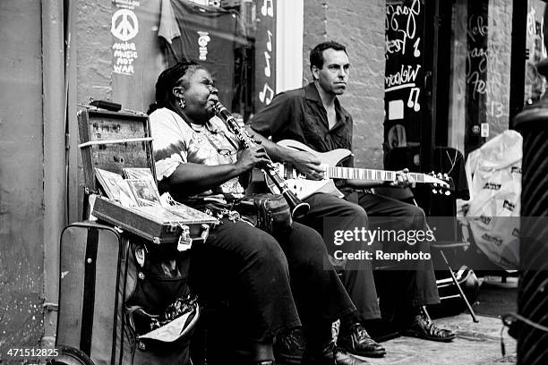 street musician in new orleans - new orleans band stock pictures, royalty-free photos & images