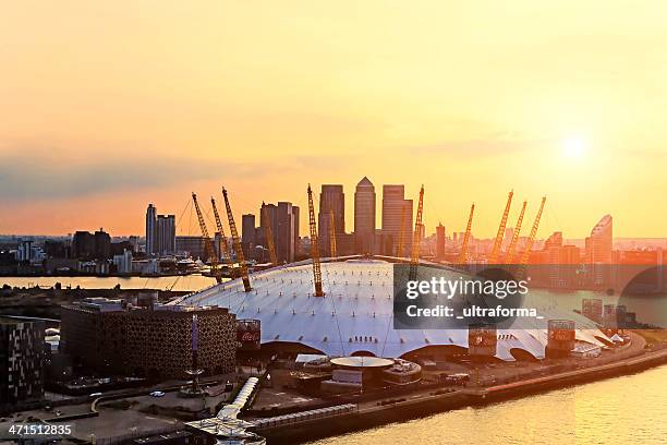 vista aérea de la cúpula del milenio en puesta - london docklands fotografías e imágenes de stock
