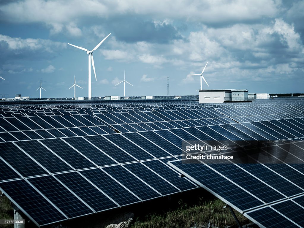 Energía solar panels y turbinas eólicas
