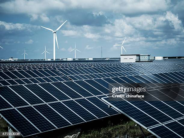 energía solar panels y turbinas eólicas - solar system fotografías e imágenes de stock