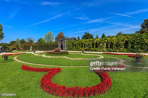 schönbrunn palace & gardens, vienna - wien schönbrunn stockfoto's en -beelden