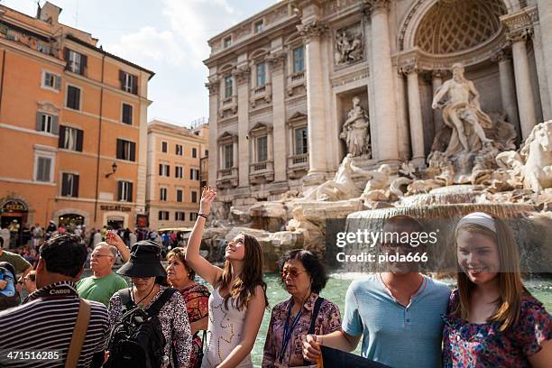 moeda atirando na fonte de trevi, roma - coin fountain imagens e fotografias de stock