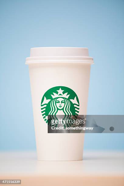 grande starbucks zum mitnehmen-cup auf tisch - starbucks coffee stock-fotos und bilder