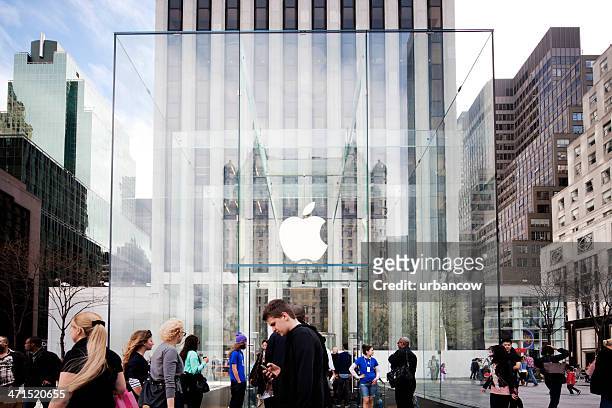 apple store, 5th avenue, new york - fifth avenue stock pictures, royalty-free photos & images