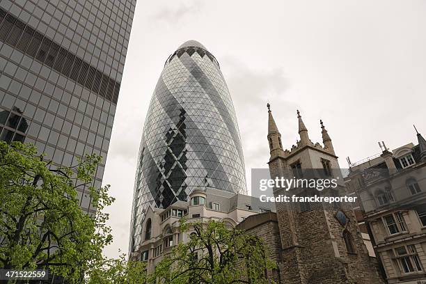swiss re gherkin gebäude - wolkenkratzer swiss re tower stock-fotos und bilder
