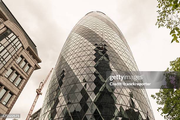 swiss re gherkin gebäude - wolkenkratzer swiss re tower stock-fotos und bilder