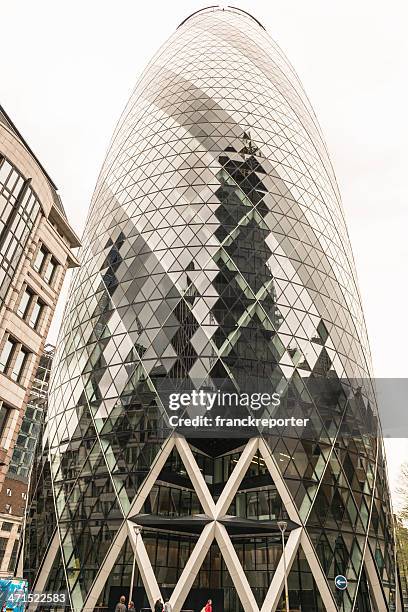 swiss re gherkin gebäude - wolkenkratzer swiss re tower stock-fotos und bilder