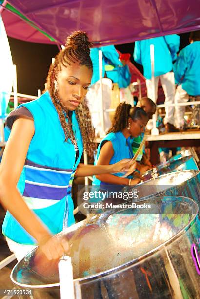 belle jeune femme jouant un tambour en acier - trinité et tobago photos et images de collection