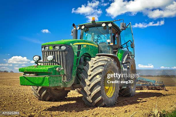 trator plowing campo grande - john deere tractor - fotografias e filmes do acervo