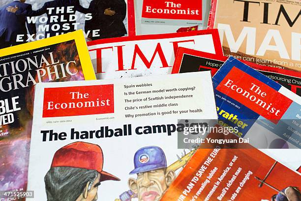 popular magazines - magazines on table stock pictures, royalty-free photos & images