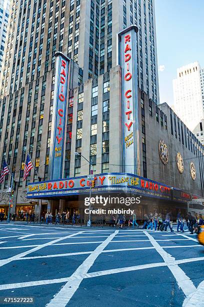 radio city music hall in new york - music hall center stock pictures, royalty-free photos & images