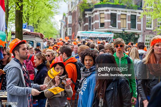 multidão de pessoas vestindo laranja itens em koninginnedag, amsterdã - king's day netherlands - fotografias e filmes do acervo