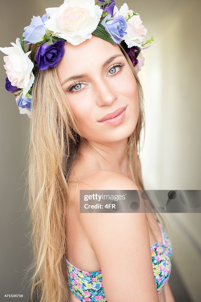 Bella mujer con flores en el pelo