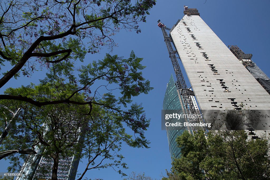 Mexico Financial Hub Threatened by Office Glut After Oil Plunges