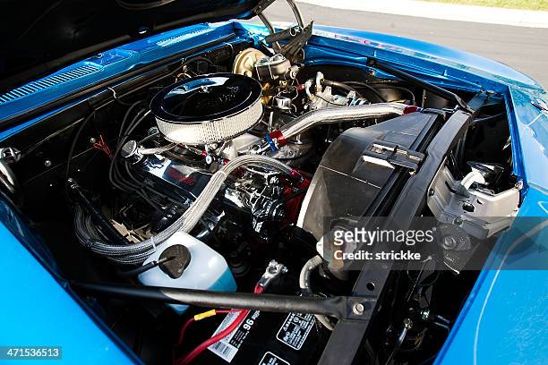 1967 chevrolet camaro super sport restaurado motor - chevrolet camaro fotografías e imágenes de stock