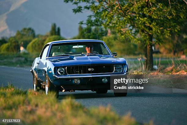 1967 chevrolet camaro ss motors toward camera - chevrolet-camaro-super-sport stockfoto's en -beelden