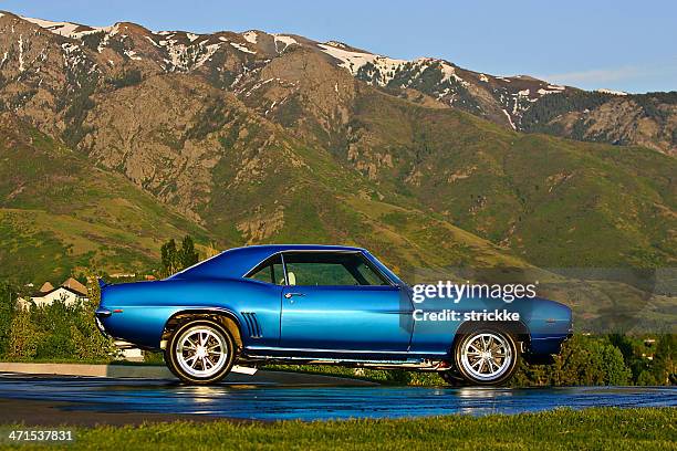 1967 シボレーカマロ ss 、山々を背景にお - camaro ストックフォトと画像