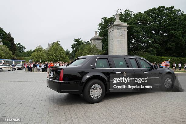 el presidente obama deja el cementerio nacional de arlington en el día - brycia james fotografías e imágenes de stock