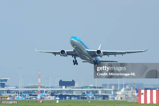 klm airbus a330 taking off from schiphol airport - landing gear stock pictures, royalty-free photos & images
