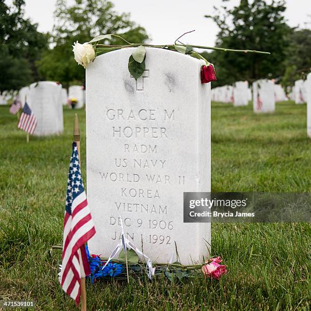 headstone de trasero admiral grace hopper en el día - brycia james fotografías e imágenes de stock