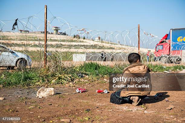 sirio niño en frontera turca - refugiados siria fotografías e imágenes de stock