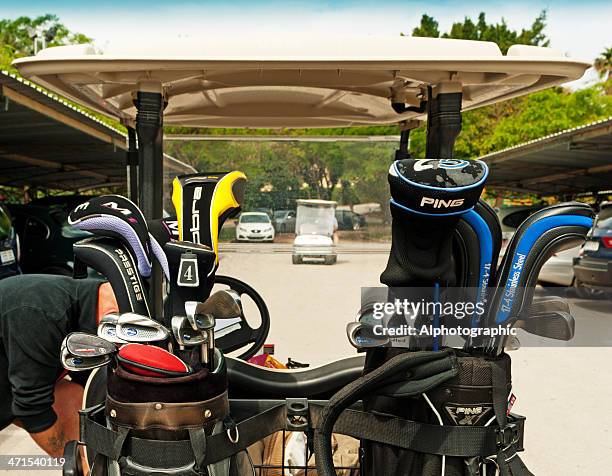 golf-buggy - golftasche ziehen stock-fotos und bilder