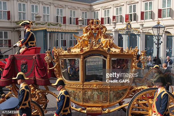 golden carriage arriving at noordeinde palace in the hague - horse carriage bildbanksfoton och bilder