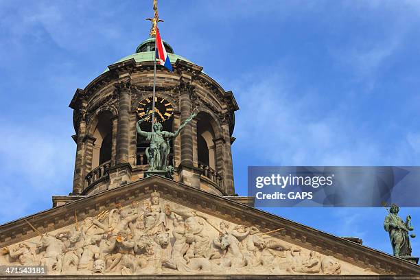 außenansicht des royal palace in amsterdam - dam stock-fotos und bilder