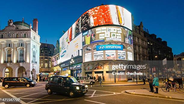 piccadilly circus in london - piccadilly circus stock-fotos und bilder