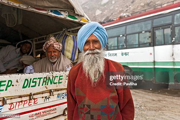 indians warten auf marhi pass nach erdrutsch indien - manali stock-fotos und bilder