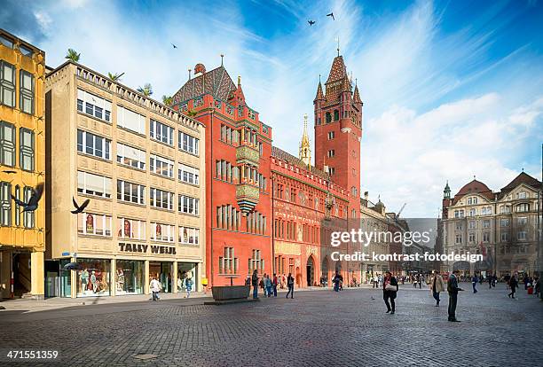 town hall y marktplatz basilea, suiza - marktplatz fotografías e imágenes de stock