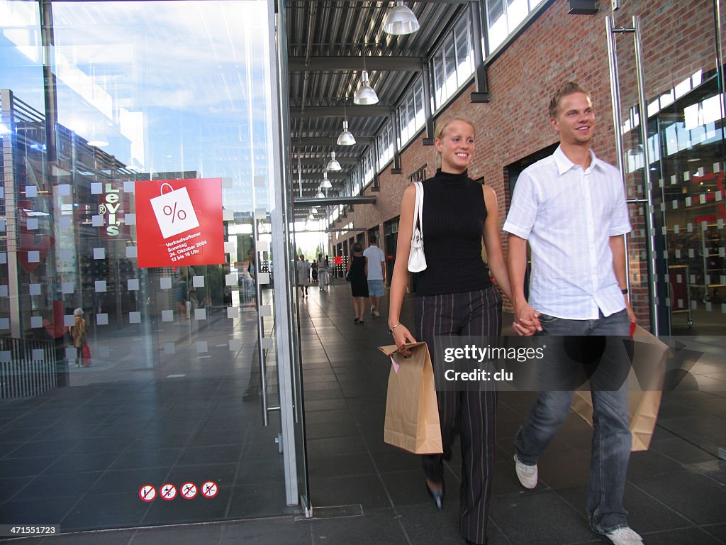 Jeune couple sur les boutiques.