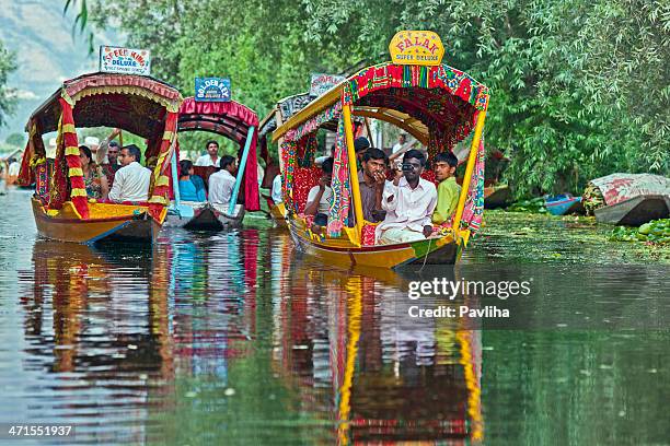 indian touristes sur le lac dal shrinagar inde - jammu and kashmir photos et images de collection