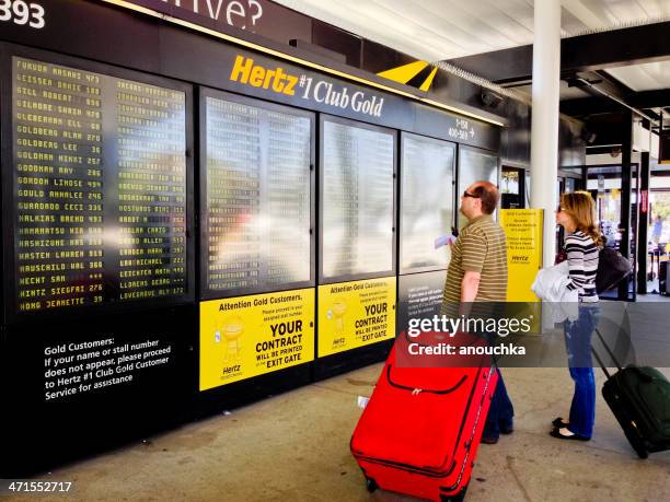 hertz clientes olhando em seus nomes em programação - hertz car - fotografias e filmes do acervo