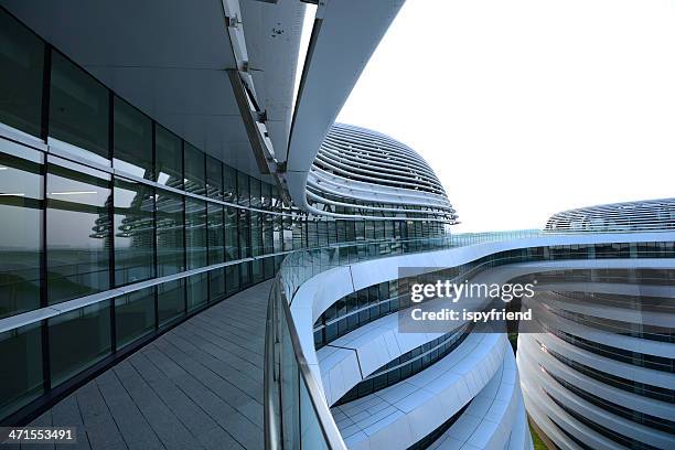 blick auf das galaxy soho, peking, china - zaha hadid stock-fotos und bilder