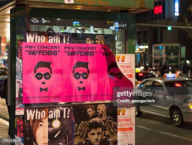psy konzert poster in hongik, seoul - boygroup stock-fotos und bilder