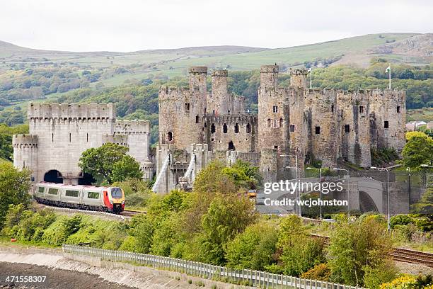 virgin voyager train passes conwy castle - welsh culture stockfoto's en -beelden