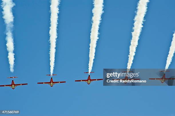 jet trails - canadian snowbird 個照片及圖片檔