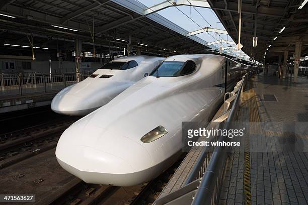 shinkansen 700 und n700 series in japan - shin osaka station stock-fotos und bilder