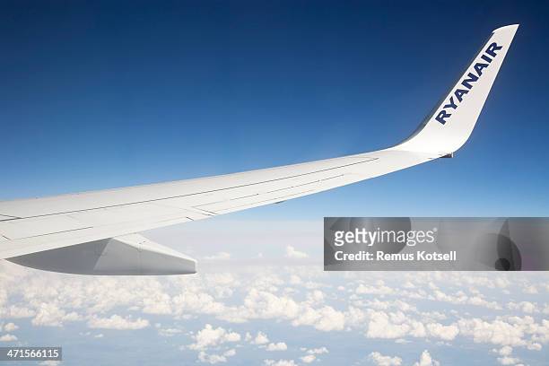 ryanair airplane wing - ryanair stock pictures, royalty-free photos & images