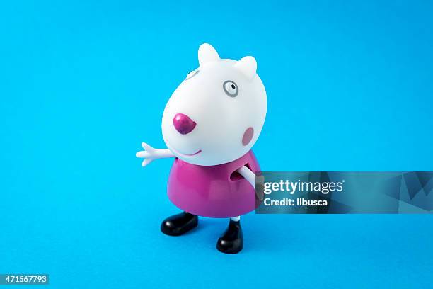 peppa pig animated television series characters: suzy sheep - peppa pig stock pictures, royalty-free photos & images