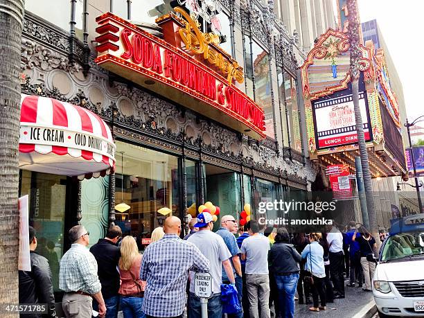 menschen schlange nahe el capitan theater, hollywood - el capitan kino stock-fotos und bilder