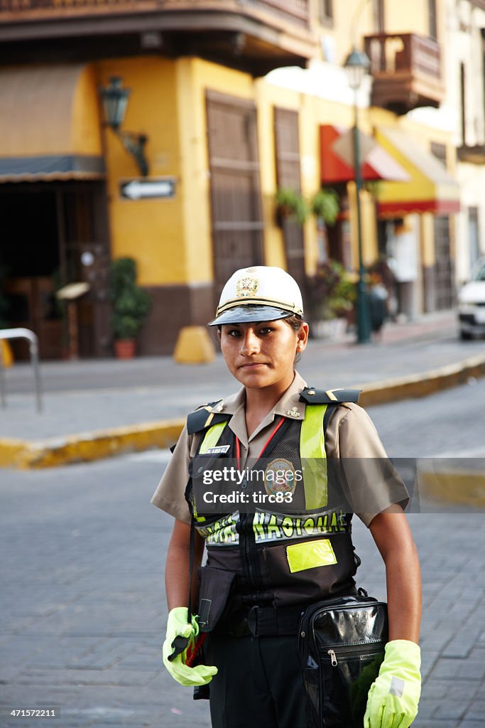 Mujer mujer policía de tráfico en servicio en el centro de la ciudad de Lima