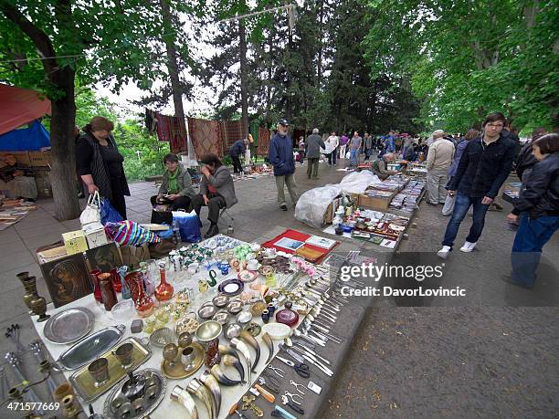 mercato delle pulci di tbilisi - tbilisi foto e immagini stock