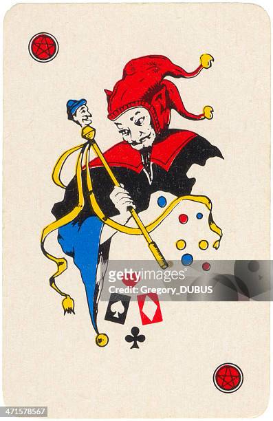 vieux jeu de carte joker diable style - joker card photos et images de collection