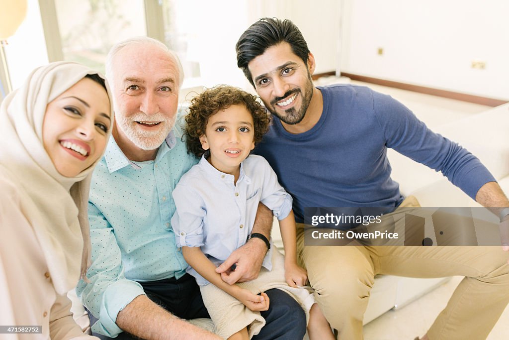 Tre Genration arabo famiglia prendendo una selfie