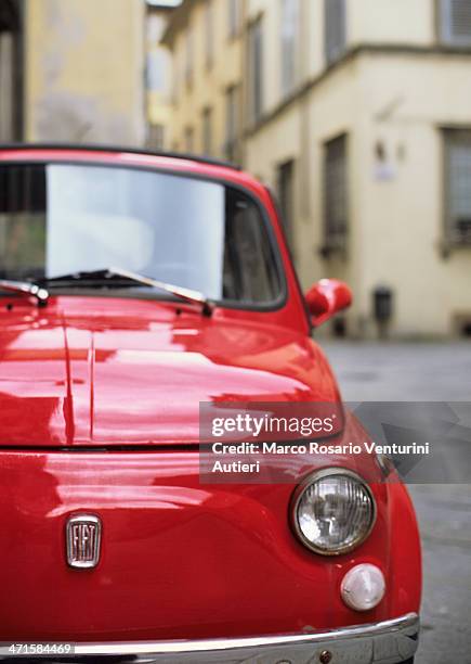 fiat 500 in tuscany - fiat 500 stockfoto's en -beelden