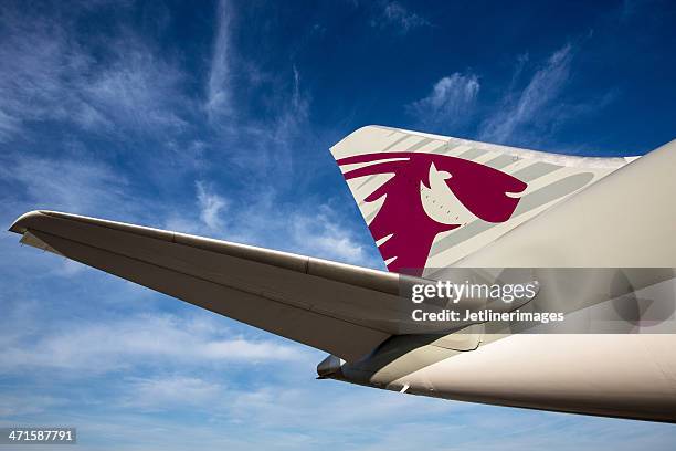 qatar airways boeing 787-8 dreamliner - tail fin stock pictures, royalty-free photos & images