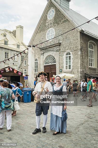 fetes de la nouvelle-france, vieux-québec. - couple de vieux stockfoto's en -beelden